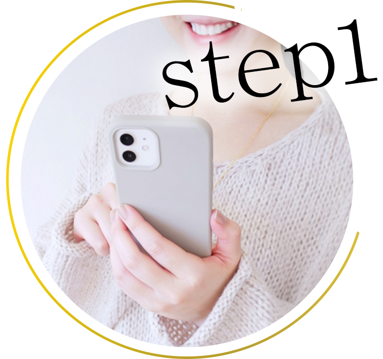 女性がスマホを持っている画像